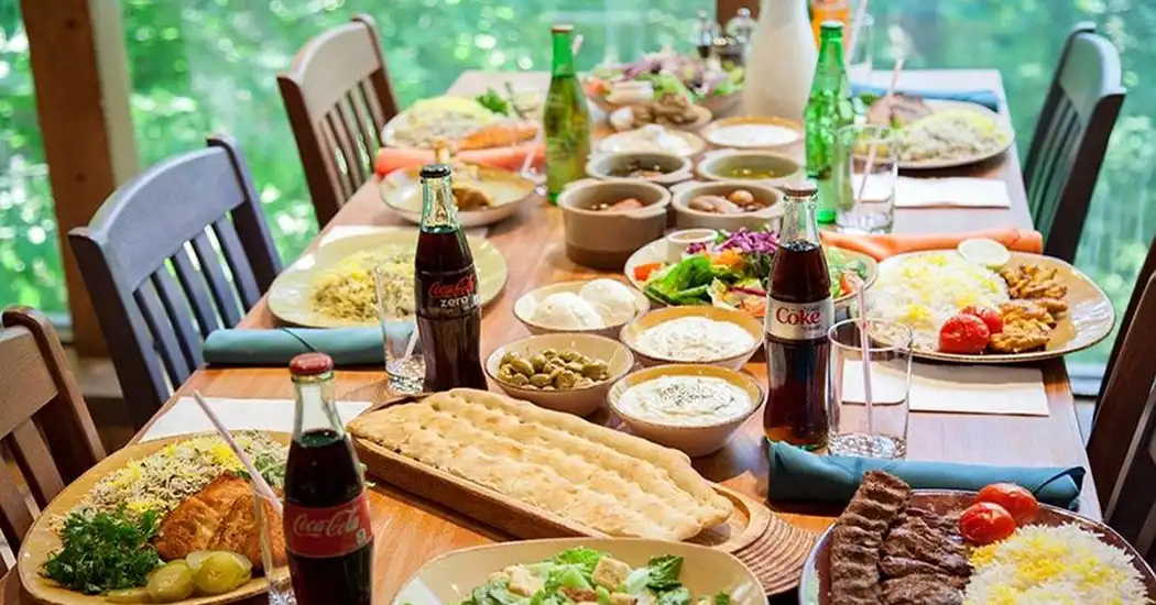 سرو غذا در رستوران هتل بوتیک