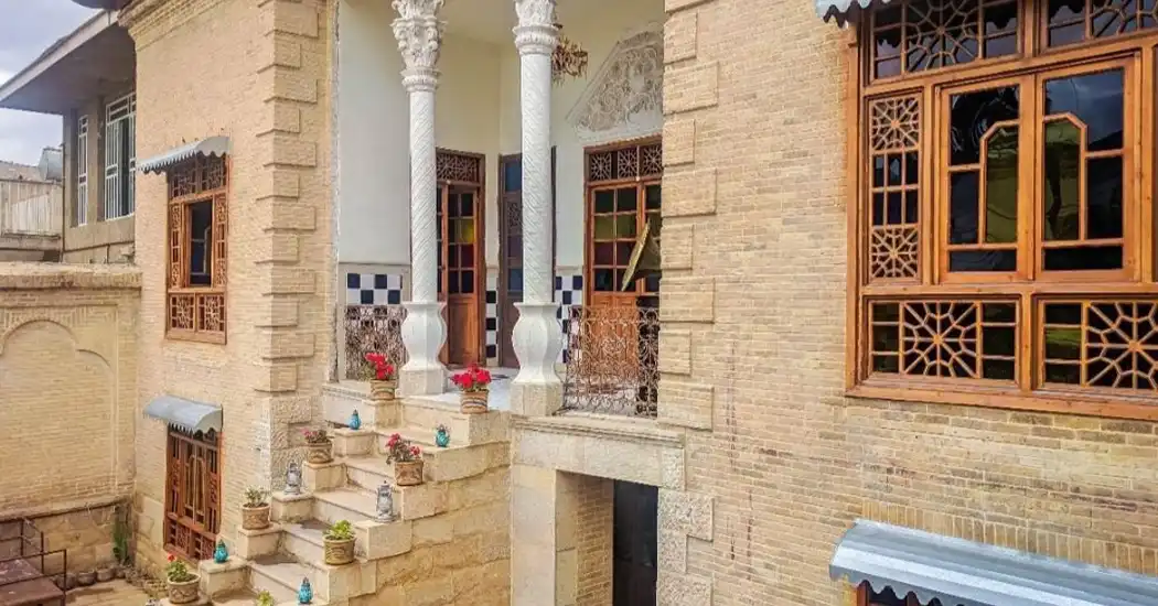 10 اقامتگاه معروف در شیراز